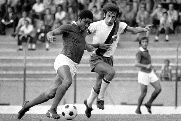 Eusebio da Silva Ferreira (Lissabon, li.) am Ball Fußball EC 1 Herren Europapokal der Landesmeister 1965 1966, Europacup, Viertelfinale Gruppe Old Trafford Manchester Dynamik,