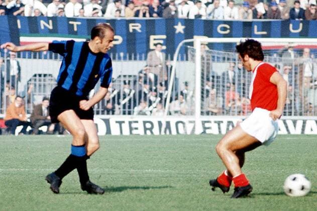 Luis Suarez (Inter, li.) tunnelt seinen Gegenspieler Fußball Herren Serie A 1968 1969, 1. Italienische Liga, Internazionale Mailand Gruppe Stadio Giuseppe Meazza, San Siro Mailand Dynamik,