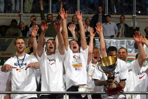 Siegesjubel SCM v. li.: Olafur Stefansson, Steffen Stiebler, Bennet Wiegert, Christian Schöne, Joel Abati und Uwe Mäuer Handball EC 1 Herren Champions League 2001 2002, Finale, Endspiel, SC Magdeburg Gruppe Bördelandhalle Magdeburg Glück Freude, Begeisterung,