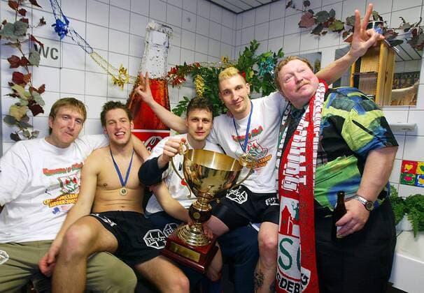 Siegesfeier SCM v. li.: Torwart Sune Duevang Agerschou, Bennet Wiegert, Christian Gaudin, Stefan Kretzschmar und ein Fan Handball EC 1 Herren Champions League 2001 2002, Finale, Endspiel, SC Magdeburg Gruppe Bördelandhalle Magdeburg Freude, Begeisterung,
