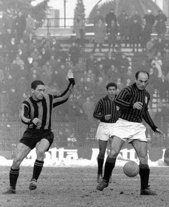 Dino Sani (Milan, re.) am Ball Fußball Herren Serie A 1962 1963, 1. Italienische Liga, AC Mailand Gruppe