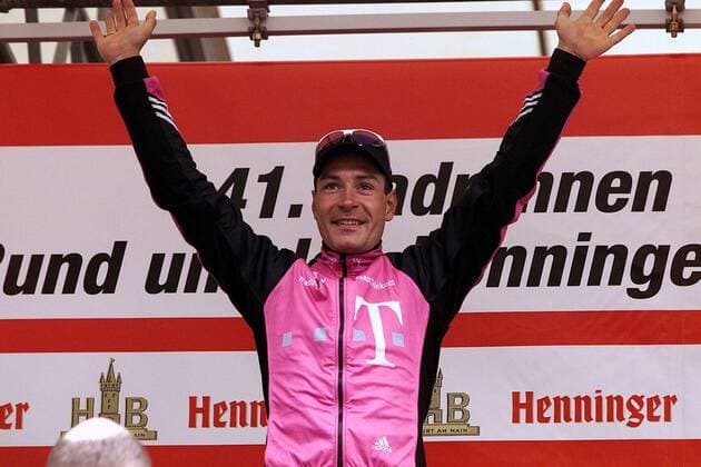 Erik Zabel (Deutschland Team Telekom) - Siegesjubel Radsport Herren Rund um den Henninger Turm 2002, Radrennsport, Straßenradsport, Straßenradrennsport, Radrennen Einzelbild Frankfurt M. Freude,