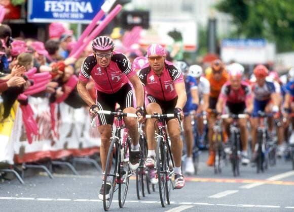 Udo Bölts (vorn) und Steffen Wesemann (beide Deutschland beide Team Telekom) Radsport Herren Rund um den Henninger Turm 2002, Radrennsport, Straßenradsport, Straßenradrennsport, Radrennen Gruppe Frankfurt M. Dynamik,