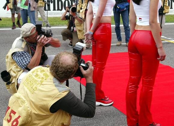 Schöne Aussicht - Sportfotografen lichten die Hintern der Marlboro-Promo-Girls ab Motorsport Grand Prix Herren Großer Preis von Spanien 2002, Formel 1 Weltmeisterschaft, F1, F, GP, WM Gruppe Circuit de Catalunya Barcelona