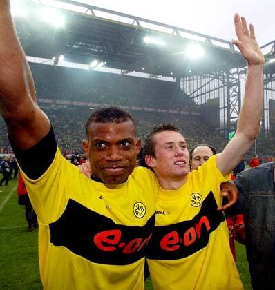 Sunday Oliseh (li.) und Tomas Rosicky (beide BVB) - Siegesjubel Fußball 1. BL Herren Saison 2001 2002, Borussia Dortmund, Deutscher Meister, Deutsche Meisterschaft, Vdig Gruppe Westfalenstadion Dortmund Glück Freude,
