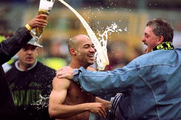 Leonardo Dede (Mitte, BVB) nimmt eine Bierdusche Fußball 1. BL Herren Saison 2001 2002, Borussia Dortmund, Deutscher Meister, Deutsche Meisterschaft, Vneg Gruppe Westfalenstadion Dortmund Freude, Begeisterung