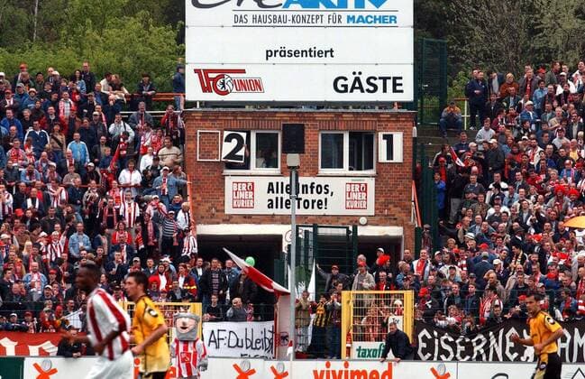 Die marode Stadionanzeige in der Alten Försterei wird noch manuell betätigt Fußball 2. BL Herren Saison 2001 2002, 1. FC Union Berlin, Vdig Totale Alte Försterei, Stadion an der Wuhlheide Berlin