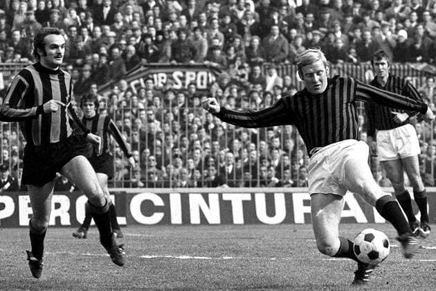 Karl-Heinz Schnellinger (Milan, re.) gegen Alessandro Mazzola (Inter) Fußball Herren Serie A 1969 1970, 1. Italienische Liga, AC Mailand - Internazionale Mailand 0:1 Gruppe Stadio Giuseppe Meazza, San Siro Mailand Dynamik,