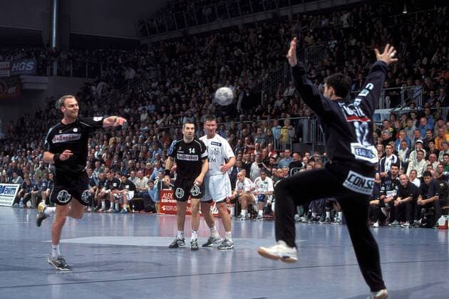 Olafur Stefansson (li., SCM) - Siebenmeter gegen Torwart Nandor Fazekas (Veszprem) Handball EC 1 Herren Champions League 2001 2002, Finale, Endspiel, SC Magdeburg - KC Fotex Veszprem (Ungarn) 30:25, Vdia Gruppe Bördelandhalle Magdeburg Dynamik,