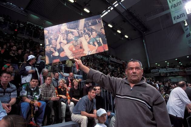 Magdeburger Fan mit einem Plakat vom 28.4.1981 das an den letzten großen internationalen Erfolg des SCM erinnert Handball EC 1 Herren Champions League 2001 2002, SC Magdeburg, Finale, Endspiel, Vdia Totale Bördelandhalle Magdeburg