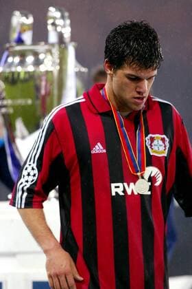 Michael Ballack (Leverkusen) enttäuscht Fußball EC 1 Herren Champions League 2001 2002, Bayer 04 Leverkusen, Finale, Endspiel Einzelbild Hampden Park Glasgow Enttäuschung, Verzweiflung,