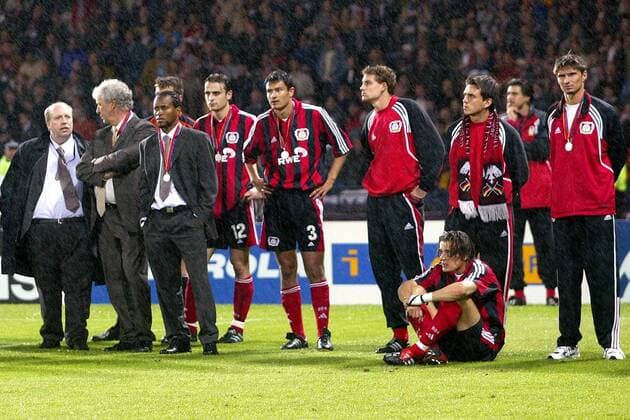 Trauer bei Leverkusen; v. li.: Manager Reiner Calmund, Trainer Klaus Toppmöller, Ze Roberto, Dimitar Berbatov, Marko Babic, Thomas Kleine, Anel Dzaka, Boris Zivkovic (sitzend) und Thomas Brdaric Fußball EC 1 Herren Champions League 2001 2002, Bayer 04 Leverkusen, Finale, Endspiel Gruppe Hampden Park Glasgow Enttäuschung, Verzweiflung,