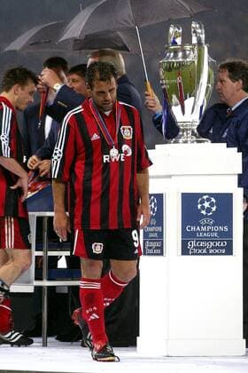 Ulf Kirsten (Leverkusen) würdigt den Pokal keines Blickes Fußball EC 1 Herren Champions League 2001 2002, Bayer 04 Leverkusen, Finale, Endspiel Einzelbild Hampden Park Glasgow Enttäuschung, Verzweiflung,