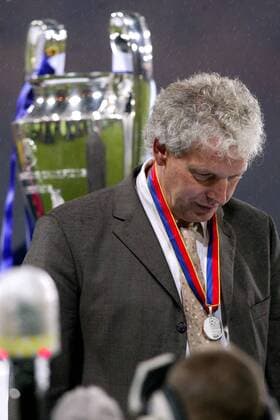 Trainer Klaus Toppmöller (Leverkusen) läßt verzweifelt den Kopf hängen Fußball EC 1 Herren Champions League 2001 2002, Bayer 04 Leverkusen, Finale, Endspiel Einzelbild Hampden Park Glasgow Enttäuschung, Verzweiflung,