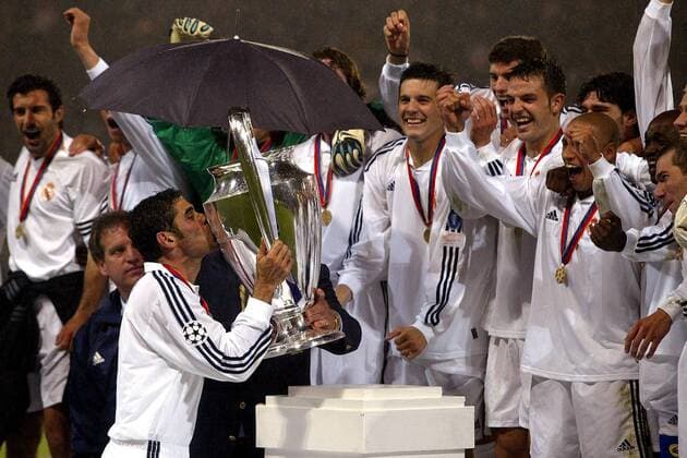 Fernando Hierro (Real) küsst den Champions-League-Pokal Fußball EC 1 Herren Champions League 2001 2002, Real Madrid, Finale, Endspiel Gruppe Hampden Park Glasgow Freude, Begeisterung,