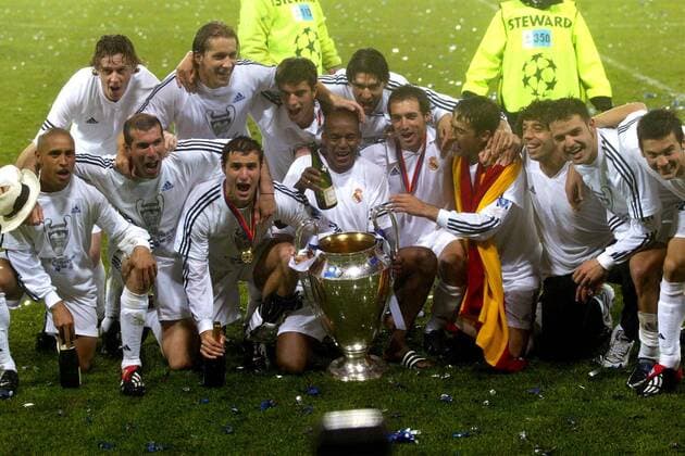 Real Madrid jubelt, hint. v. li.: Steve McManaman, Michel Salgado, Francisco Pavon, Aitor Karanka, vorn v. li.: Roberto Carlos, Zinedine Zidane, Ivan Helguera, Flavio Conceicao, Pedro Munitis, Raul Gonzalez, Ivan Campo, Fernando Morientes, Santiago Solari Fußball EC 1 Herren Champions League 2001 2002, Real Madrid, Finale, Endspiel Gruppe Hampden Park, MacManaman, Iwan Glasgow, Gonzales Freude, Begeisterung,