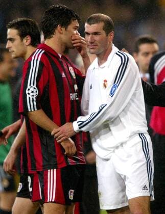 Zinedine Zidane (Real, re.) tröstet Michael Ballack (Leverkusen) Fußball EC 1 Herren Champions League 2001 2002, Real Madrid (Spanien) - Bayer 04 Leverkusen 1:2, Finale, Endspiel Gruppe Hampden Park Glasgow Kameradschaft
