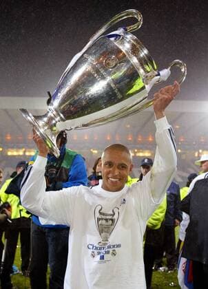 Roberto Carlos (Real Madrid) präsentiert die Trophäe Fußball EC 1 Herren Champions League 2001 2002, Finale, Endspiel, Real Madrid (Spanien) Einzelbild Hampden Park Glasgow Freude,