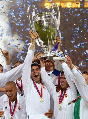 V. re.: Raul Gonzalez, Fernando Hierro und Roberto Carlos (alle Real Madrid) präsentieren die Trophäe Fußball EC 1 Herren Champions League 2001 2002, Finale, Endspiel, Real Madrid (Spanien) Gruppe Hampden Park Glasgow Glück, Freude, Begeisterung,