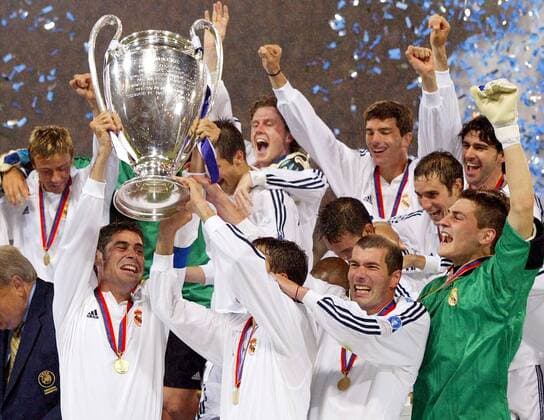 V. li.: Fernando Hierro, Raul Gonzalez (verdeckt), Zinedine Zidane und Torwart Iker Casillas (alle Real Madrid) präsentieren die Trophäe, dahinter jubeln McManaman, Pavon, Helguera und Karanka Fußball EC 1 Herren Champions League 2001 2002, Finale, Endspiel, Real Madrid (Spanien) Totale Hampden Park Glasgow Glück, Freude, Begeisterung,