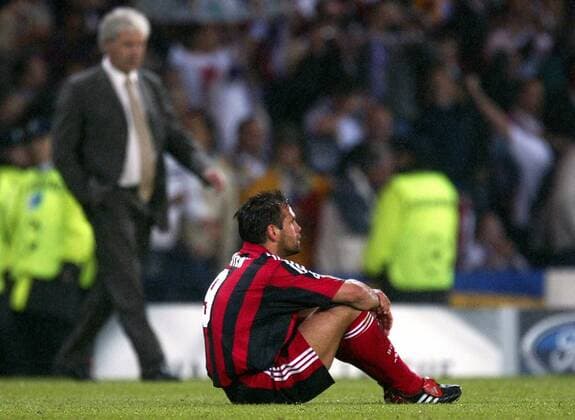 Ulf Kirsten (Leverkusen) verzweifelt am Boden Fußball EC 1 Herren Champions League 2001 2002, Finale, Endspiel, Bayer 04 Leverkusen Einzelbild Hampden Park Glasgow Enttäuschung,