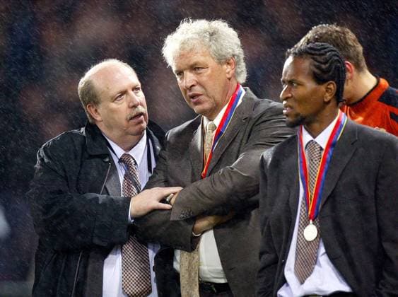 V. li.: Manager Reiner Calmund und Trainer Klaus Toppmöller im Gespräch, daneben Ze Roberto (alle Leverkusen) Fußball EC 1 Herren Champions League 2001 2002, Finale, Endspiel, Bayer 04 Leverkusen Gruppe Hampden Park Glasgow Enttäuschung,