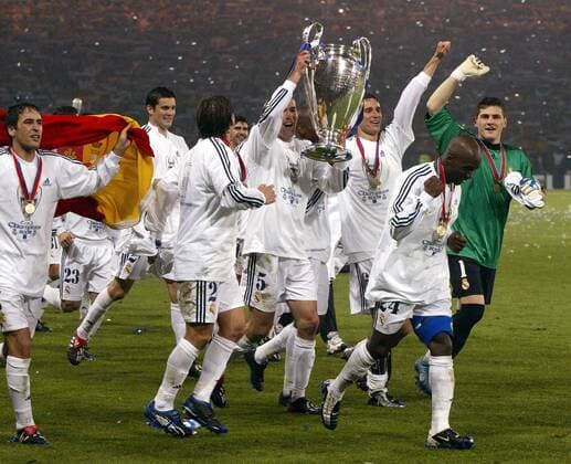 Zinedine Zidane (Real, Mitte) nimmt den Champions-League-Pokal mit auf die Ehrenrunde, re. Torwart Iker Casillas Fußball EC 1 Herren Champions League 2001 2002, Finale, Endspiel, Real Madrid (Spanien) Gruppe Hampden Park Glasgow Begeisterung, Freude,