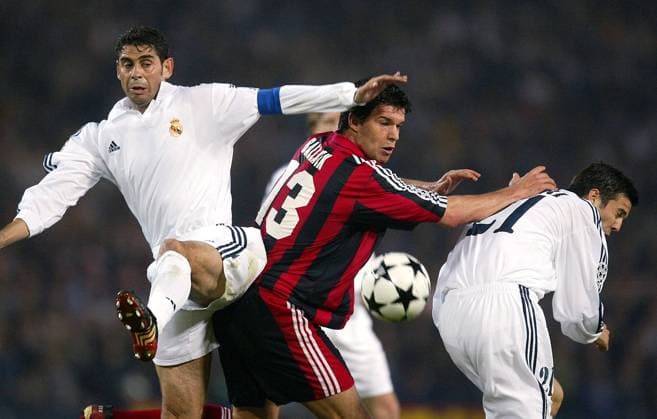 Michael Ballack (Leverkusen, Mitte) gegen Fernando Hierro (li.) und Santiago Solari (beide Real) Fußball EC 1 Herren Champions League 2001 2002, Finale, Endspiel, Bayer 04 Leverkusen - Real Madrid (Spanien) 1:2 Gruppe Hampden Park Glasgow Dynamik, Kampf,