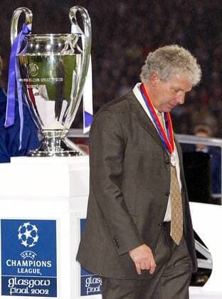 Trainer Klaus Toppmöller (Leverkusen) würdigt den Pokal keines Blickes Fußball EC 1 Herren Champions League 2001 2002, Finale, Endspiel, Bayer 04 Leverkusen Einzelbild Hampden Park Glasgow Enttäuschung,