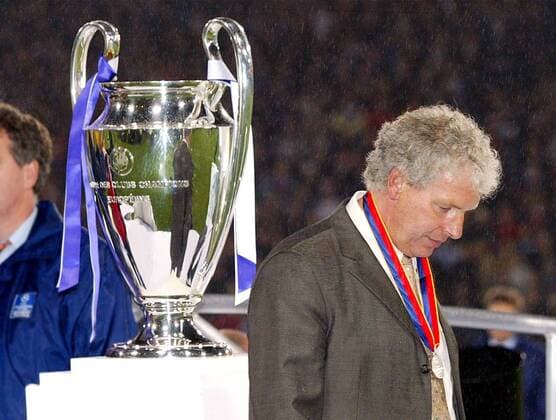 Trainer Klaus Toppmöller (Leverkusen) würdigt den Pokal keines Blickes Fußball EC 1 Herren Champions League 2001 2002, Finale, Endspiel, Bayer 04 Leverkusen Einzelbild Hampden Park Glasgow Enttäuschung,