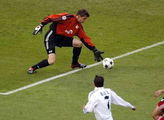 Torwart Hans-Jörg Butt (Leverkusen) konnte das 1:0 nicht verhindern Fußball EC 1 Herren Champions League 2001 2002, Finale, Endspiel, Bayer 04 Leverkusen - Real Madrid (Spanien) 1:2 Einzelbild Hampden Park Glasgow Abwehr