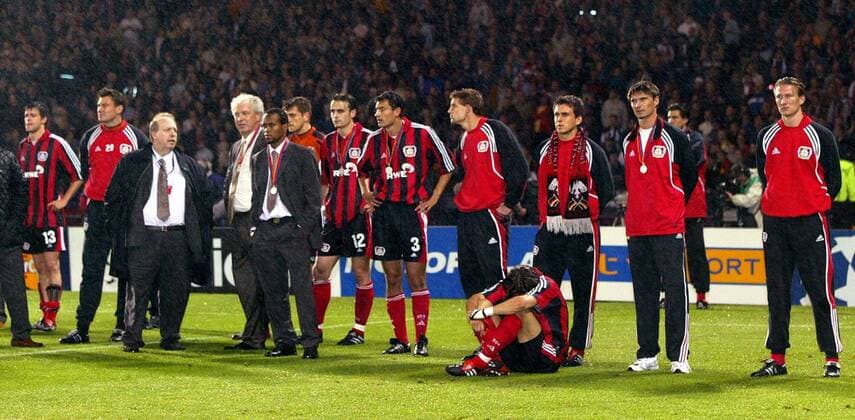 Das enttäuschte Leverkusener Team steht im Regen, u.a. Vranjes (re.), Brdaric (2. v. re), Manager Calmund (3. v. li.), Trainer Toppmöller (4. v. li.) und Ze Roberto Fußball EC 1 Herren Champions League 2001 2002, Finale, Endspiel, Bayer 04 Leverkusen Totale Hampden Park Glasgow Enttäuschung,