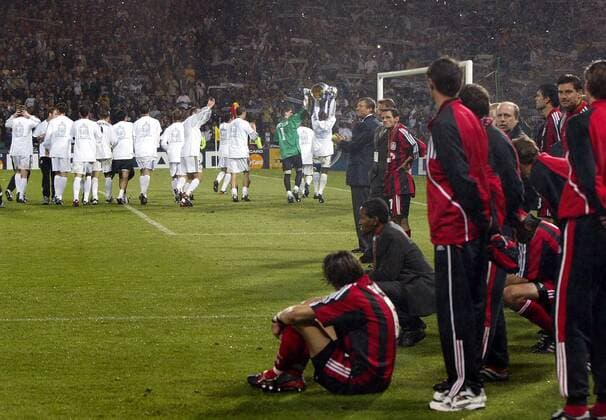 Enttäuschte Blicke der Leverkusener bei der Ehrenrunde von Real Fußball EC 1 Herren Champions League 2001 2002, Finale, Endspiel, Bayer 04 Leverkusen - Real Madrid (Spanien) 1:2 Totale Hampden Park Glasgow Enttäuschung,