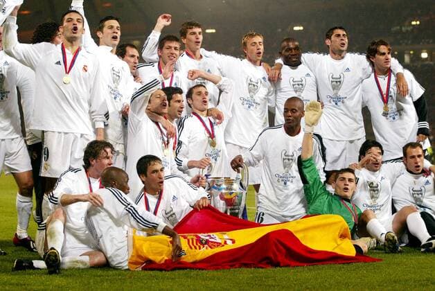 Europacupsieger Real, hinten v.links: Campo (verdeckt),Morientes, Solari, Munitis, Celades, Pavon, Guti, Geremi, Hierro, Savio, mittl.R.v.li. Salgado, Figo, Helguera, Flavio Conceicao, vorn: McManaman, Makelele, Raul, Casillas, Karanka, TW Carlos Sanchez Fußball EC 1 Herren Champions League 2001 2002, Finale, Endspiel, Real Madrid (Spanien) Totale Hampden Park Glasgow Begeisterung, Freude,