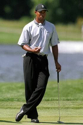 Eldrick Tiger Woods (USA) jongliert einen Golfball, während er die ideale Puttlinie sucht Golf Herren Deutsche Bank SAP Open 2002, TPC of Europe, Golfen, Profigolf, Golfprofi, Golfprofis, Profi, Profis, Einzelbild St. Leon-Rot Heidelberg