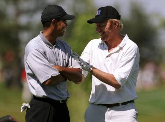 Eldrick Tiger Woods (li., USA) im Gespräch mit Boris Becker (Deutschland) Golf Herren Deutsche Bank SAP Open 2002, TPC of Europe, Golfen, Profigolf, Golfprofi, Golfprofis, Profi, Profis, Gruppe St. Leon-Rot Heidelberg Freude, Kameradschaft,