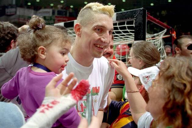 Stefan Kretzschmar (SCM) mit Tochter Marie Lucie auf dem Arm Handball EC 1 Herren Champions League 2001 2002, Finale, Endspiel, SC Magdeburg Gruppe Bördelandhalle Magdeburg Glück, Freude,