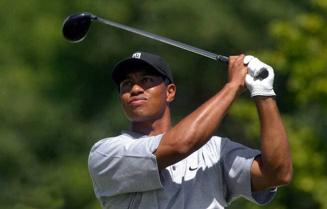 Eldrick Tiger Woods (USA) schaut seinem Abschlag hinterher Golf Herren Deutsche Bank SAP Open 2002, TPC of Europe, Golfen, Profigolf, Golfprofi, Golfprofis, Profi, Profis Einzelbild St. Leon-Rot Heidelberg