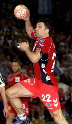 Dragan Skrbic (Nordhorn) - Sprungwurf Handball 1. BL Herren Saison 2001 2002, Kiel - HSG Nordhorn 27:22 Einzelbild Ostseehalle Kiel Dynamik,