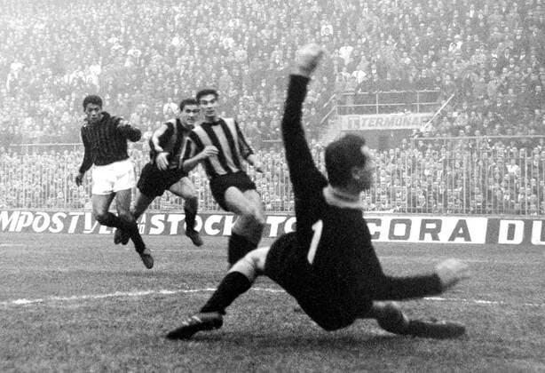Amarildo Tavares da Silva (Milan, li.) überwindet Torwart Giuliano Sarti (Inter, re.) Fußball Herren Serie A 1964 1965, 1. Italienische Liga, AC Mailand - Internazionale Mailand 3:0 Gruppe Stadio Giuseppe Meazza, San Siro Mailand