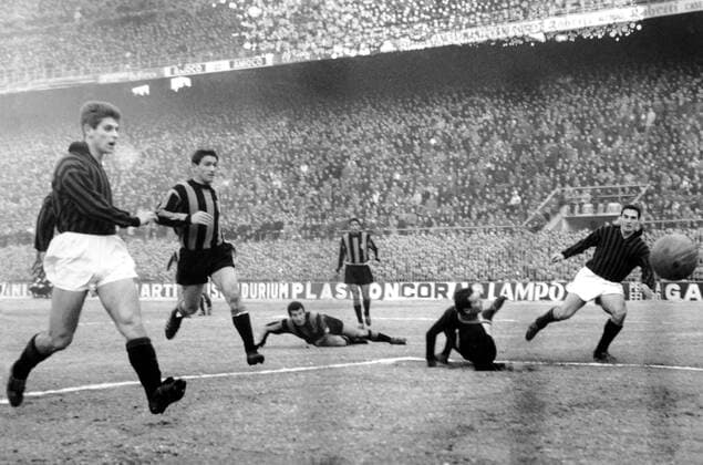 V.li. Gianni Rivera (Milan), Tarcisio Burgnich, Armando Picchi (am Boden), Jair, der geschlagene Torwart Giuliano Sarti (alle Inter) und Giuliano Fortunato (Milan) schauen dem Ball hinterher Fußball Herren Serie A 1963 1964, 1. Italienische Liga, Internazionale Mailand - AC Mailand 0:2 Gruppe Stadio Giuseppe Meazza, San Siro Mailand