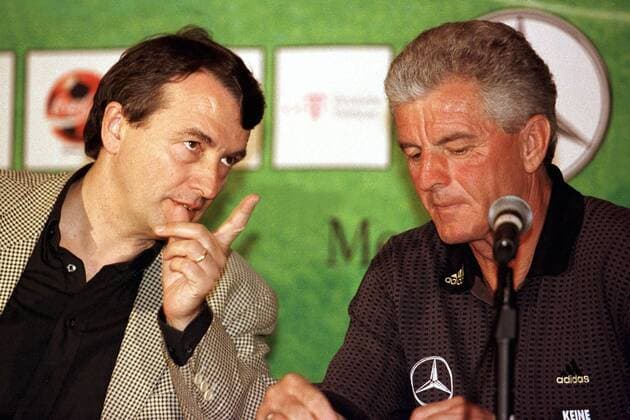 Teamchef Erich Ribbeck (li.) im Gespräch mit DFB-Pressesprecher Wolfgang Niersbach (beide Deutschland) Fußball Herren Pressekonferenz 1999, Nationalmannschaft, Nationalteam, PK, Pressetermin Gruppe Amelia Island