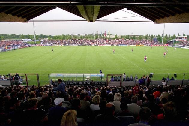 Fußball, Stadiongeschichte SpVgg Unterhaching Stadion am Sportpark - hier spielt Haching Fußball 1. BL Herren Saison 1999 2000, SpVgg Unterhaching - FC Schalke 04 3:1 Totale Stadion am Sportpark Unterhaching