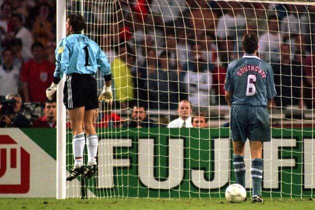 Torwart Andreas Köpke (Deutschland, li.) jubelt nach dem gehaltenen Elfmeter von Gareth Southgate (England) Fußball EM Herren Europameisterschaft 1996, Länderspiel, Halbfinale, Nationalmannschaft, Nationalteam, Nationaltrikot Gruppe Wembley Stadium London
