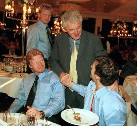 Teamchef Erich Ribbeck (Deutschland, Mitte) gratuliert Mehmet Scholl (re.) und Torwart Oliver Kahn (beide Bayern) zum Pokalsieg Fußball 1. BL Herren DFB-Pokal 1999 2000, Pokalspiel, Finale, Endspiel, Pokalsieger, FC Bayern München Gruppe Berlin