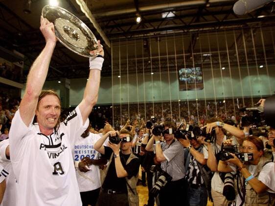 Staffan Olsson (Kiel) präsentiert den Fotografen stolz die Trophäe Handball 1. BL Herren Saison 2001 2002, Flensburg - THW Kiel 24:26, Feier, Meisterfeier, Deutscher, Deutsche Meisterschaft Gruppe Fördehalle Flensburg Freude, Begeisterung,