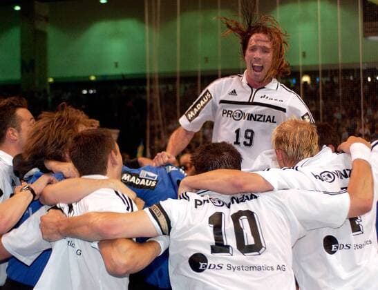 Siegesjubel Kiel, u.a. Staffan Olsson (hi.) Handball 1. BL Herren Saison 2001 2002, Flensburg - THW Kiel 24:26, Deutscher Meister, Deutsche Meisterschaft, Feier, Vdig Gruppe Campushalle Flensburg Glück Begeisterung, Freude,
