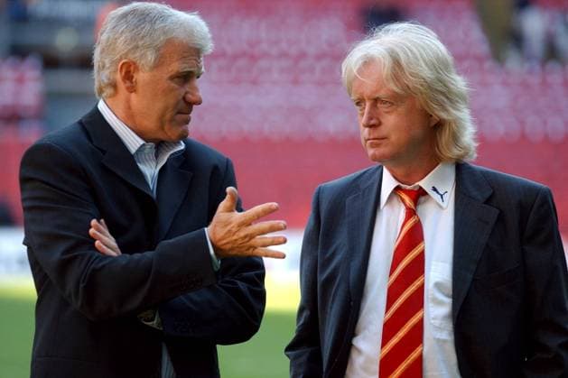 Nationaltrainer Morten Olsen (Dänemark, li.) im Gespräch mit Trainerkollege Winfried Schäfer (Kamerun) Fußball Länderspiel Herren Freundschaftsspiel 2002, Länderspiel, Nationalmannschaft, Nationalteam, Dänemark - Kamerun 2:1 Gruppe Parken-Stadion, Parkenstadion Kopenhagen