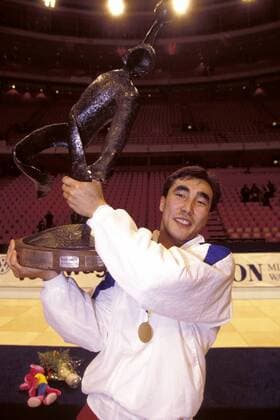 Talant Dushebajev (Rußland) mit der Weltmeister-Trophäe Handball WM Herren Weltmeisterschaft 1993, Nationalmannschaft, Nationalteam, Russland, Einzelbild Glück, Freude,