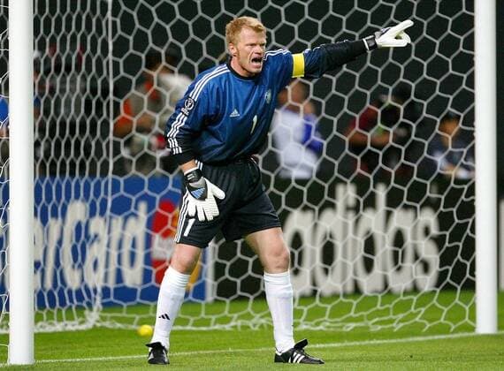 Torwart Oliver Kahn (Deutschland) gibt die Richtung an Fußball WM Herren Weltmeisterschaft 2002, Länderspiel, Gruppenspiel, Gruppe E, Nationalmannschaft, Nationalteam Einzelbild Sapporo Dome Sapporo